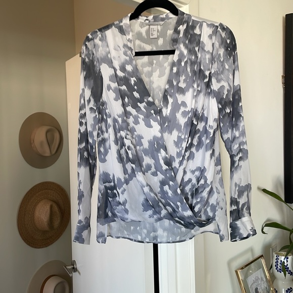 Beautiful wrap blue pattern wwrap top - Picture 2 of 6